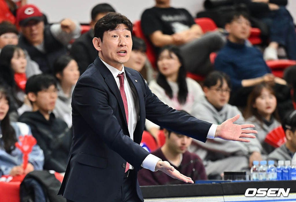 22일 울산 동천체육관에서 2025-2026 LG전자 프로농구 울산 현대모비스와 서울 SK의 경기가 열렸다.  치골염으로 3경기 연속 결장했던 해먼즈가 훈련에 복귀한 가운데, 돌파력과 수비, 리바운드 가담 능력을 갖춘 신장 190cm의 새 아시아쿼터 존킴웰 피게로아가 데뷔전을 치르는 현대모비스가 SK를 상대로 어떤 경기력을 보여줄지 관심이 쏠린다.울산 현대모비스 양동근 감독이 선수들을 독려하고 있다. 2026.01.22 / foto0307@osen.co.kr