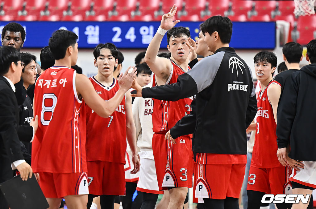 22일 울산 동천체육관에서 2025-2026 LG전자 프로농구 울산 현대모비스와 서울 SK의 경기가 열렸다.  치골염으로 3경기 연속 결장했던 해먼즈가 훈련에 복귀한 가운데, 돌파력과 수비, 리바운드 가담 능력을 갖춘 신장 190cm의 새 아시아쿼터 존킴웰 피게로아가 데뷔전을 치르는 현대모비스가 SK를 상대로 어떤 경기력을 보여줄지 관심이 쏠린다.울산 현대모비스 선수들이 78-71로 승리한 후 기쁨을 나누고 있다. 2026.01.22 / foto0307@osen.co.kr