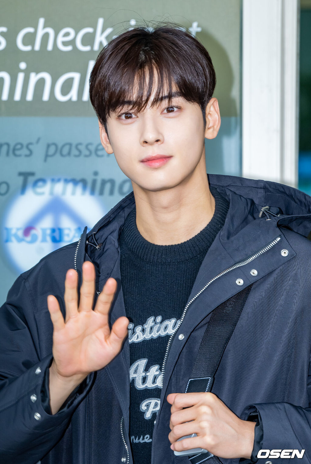 그룹 아스트로(ASTRO)의 차은우가 25일 오전 인천 중구 운서동 인천국제공항 제 2여객터미널을 통해 파리 패션위크 참석 차 프랑스 파리로 출국했다.아스트로 차은우가 출국장으로 이동하며 포즈를 취하고 있다. 2022.09.25 / rumi@osen.co.kr