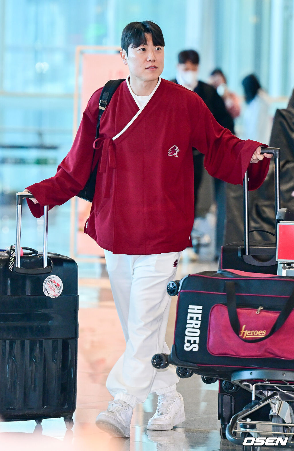 프로야구 키움 히어로즈가 2026 시즌을 준비하기 위해 22일 오전 대만 가오슝으로 출국했다.키움은 22일부터 3월 7일까지 총 45일간 대만 가오슝에서 2026시즌을 위한 스프링캠프에 돌입한다. 이번 캠프에는 설종진 감독을 포함한 코칭스태프 12명과 선수 48명 등 총 60명이 참가한다.키움 박진형을 선수들이 출국장에 들어서고 있다. 2026.01.22 / dreamer@osen.co.kr