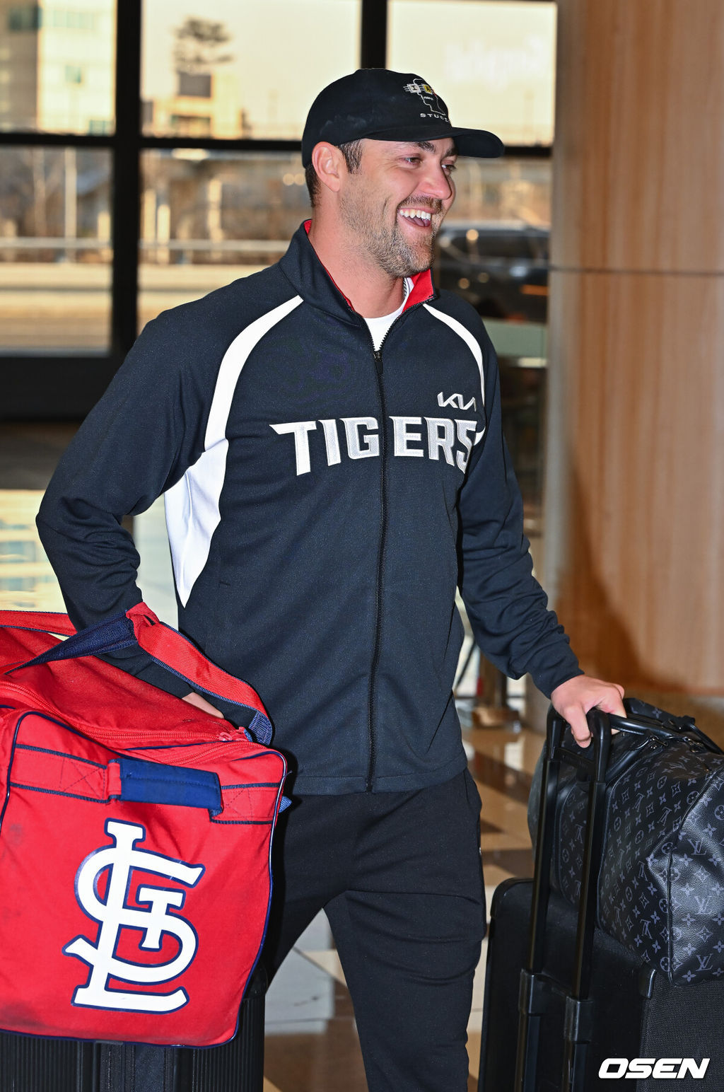 2026시즌 스프링캠프 나서는 KIA 코칭스태프와 외국인 선수들이 22일 김포국제공항을 통해 일본 아마미오시마로 출국했다. 지난해 미국 캘리포니아 어바인에서 훈련했던 KIA는 일본 가고시마현의 외딴섬인 아마미오시마로 1차 훈련지로 정했다. 심재학 KIA 단장은 “미국에서 훈련해서 원하던 결과를 얻지 못했다”면서 “시차 등을 고려해도 일본이 낫다고 평가했다. 현지 실사를 했을 때 훈련에만 집중하기 딱 좋은 환경이었다”고 밝혔다. KIA 네일이 출국장으로 들어서고 있다.       2026.01.22 / soul1014@osen.co.kr