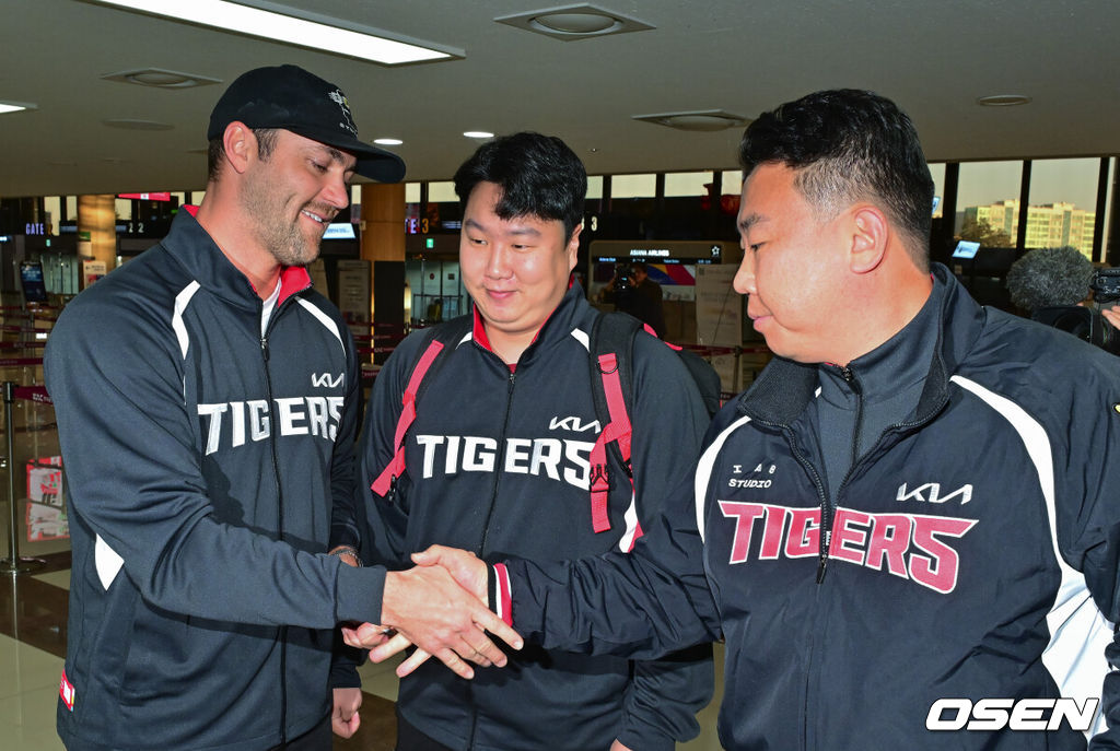 2026시즌 스프링캠프 나서는 KIA 코칭스태프와 외국인 선수들이 22일 김포국제공항을 통해 일본 아마미오시마로 출국했다. 지난해 미국 캘리포니아 어바인에서 훈련했던 KIA는 일본 가고시마현의 외딴섬인 아마미오시마로 1차 훈련지로 정했다. 심재학 KIA 단장은 “미국에서 훈련해서 원하던 결과를 얻지 못했다”면서 “시차 등을 고려해도 일본이 낫다고 평가했다. 현지 실사를 했을 때 훈련에만 집중하기 딱 좋은 환경이었다”고 밝혔다. KIA 이범호 감독과 네일이 인사를 나누고 있다.  2026.01.22 / soul1014@osen.co.kr