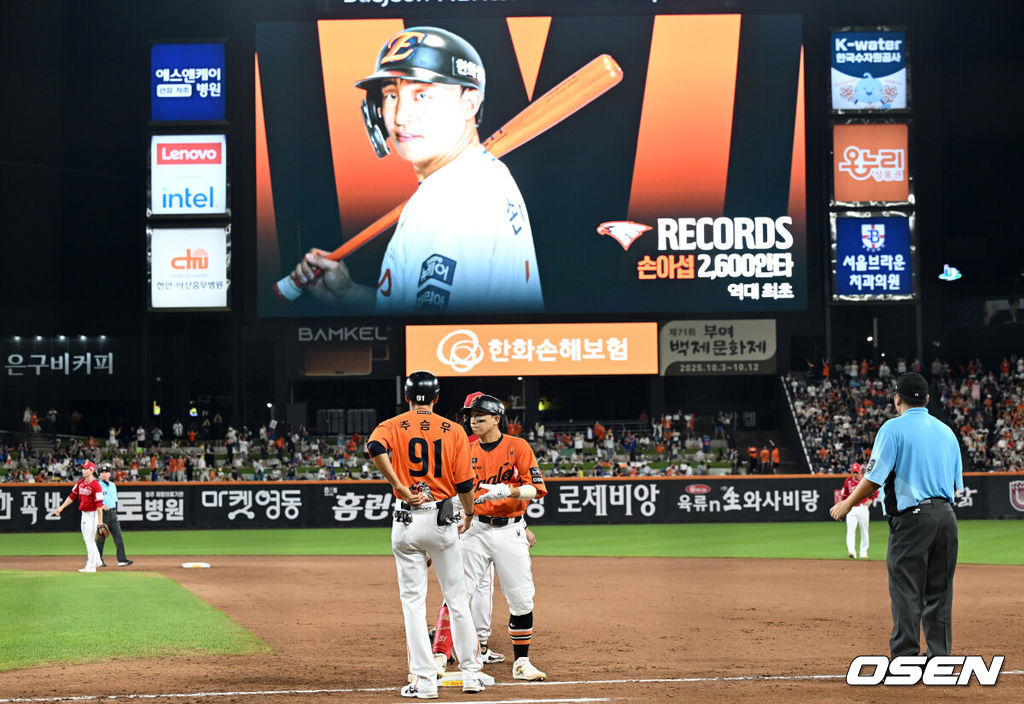 23일 오후 대전 한화생명볼파크에서 2025 신한 SOL Bank KBO리그 한화 이글스와 SSG 랜더스의 경기가 열렸다.한화는 황준서, SSG은 화이트를 선발로 내세웠다.8회말 무사에서 한화 손아섭이 우중간 안타를 치고 있다. 손아섭은 이 안타로 역대 최초 2600안타를 기록했다. 2025.08.23 /sunday@osen.co.kr
