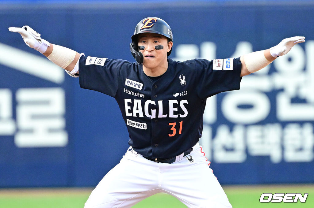 6일 대구삼성라이온즈파크에서 ‘2025 신한 SOL Bank KBO리그’ 삼성 라이온즈와 한화 이글스의 경기가 열렸다. 홈팀 삼성은 이승현, 방문팀 한화는 문동주를 선발로 내세웠다.2회초 무사 만루 상황 한화 손아섭이 달아나는 2타점 2루타를 날리고 2루에 안착해 기뻐하고 있다. 2025.09.06 / dreamer@osen.co.kr