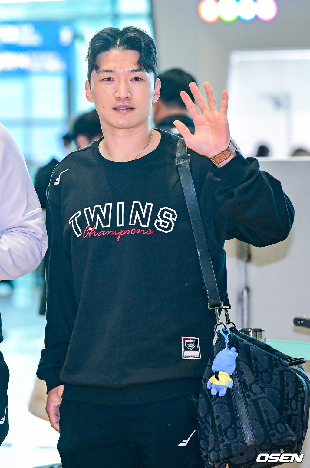 프로야구 LG 트윈스가 22일 오후 2026 시즌을 준비하기 위해 22일 오후 인천공항을 통해 미국으로 출국했다.LG는 오는 25일부터 2월 22일까지 미국 애리조나에 스프링캠프를 꾸리고 염경엽 감독과 코칭스태프 18명, 주장 박해민을 비롯한 선수 40명이 담금질에 나선다.LG 박해민이 출국을 앞두고 인사를 전하고 있다. 2026.01.22 / dreamer@osen.co.kr