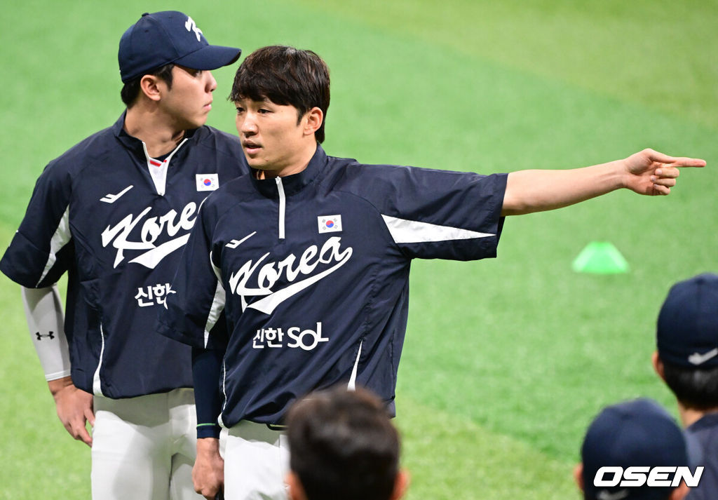 류지현 감독이 이끄는 야구 대표팀이 7일 고척스카이돔에서 훈련을 진행했다. 대표팀은 오는 8일과 9일 고척스카이돔에서 열리는 2025 K-베이스볼 시리즈 체코 대표팀과의 2경기를 시작으로 15일과 16일 양일에 걸쳐 도쿄돔에서 일본 대표팀과 2경기를 치른다. 야구 대표팀 박해민이 미팅을 주도하고 있다. 2025.11.07 /cej@osen.co.kr