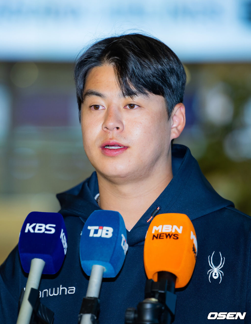 프로야구 한화 이글스가 2026 시즌을 준비하기 위해 23일 오전 인천공항을 통해 호주 멜버른으로 1차 스프링캠프를 떠났다.김경문 감독이 이끄는 한화 선수단은 코치진 17명, 선수 46명을 합해 63명으로 1차 스프링캠프 명단을 꾸렸다.한화 노시환이 출국길에 오르며 인터뷰를 하고 있다. 2026.01.23 / rumi@osen.co.kr