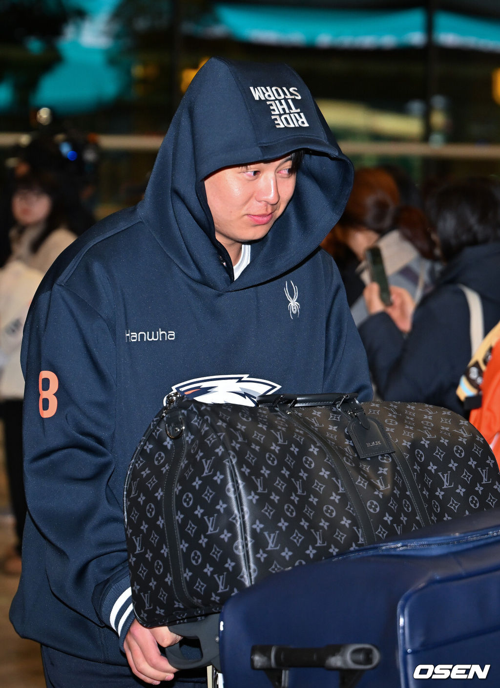 프로야구 한화 이글스가 2026 시즌을 준비하기 위해 23일 오전 인천공항을 통해 호주 멜버른으로 1차 스프링캠프를 떠났다.김경문 감독이 이끄는 한화 선수단은 코치진 17명, 선수 46명을 합해 63명으로 1차 스프링캠프 명단을 꾸렸다.한화 노시환이 출국길에 오르고 있다. 2026.01.23 / rumi@osen.co.kr