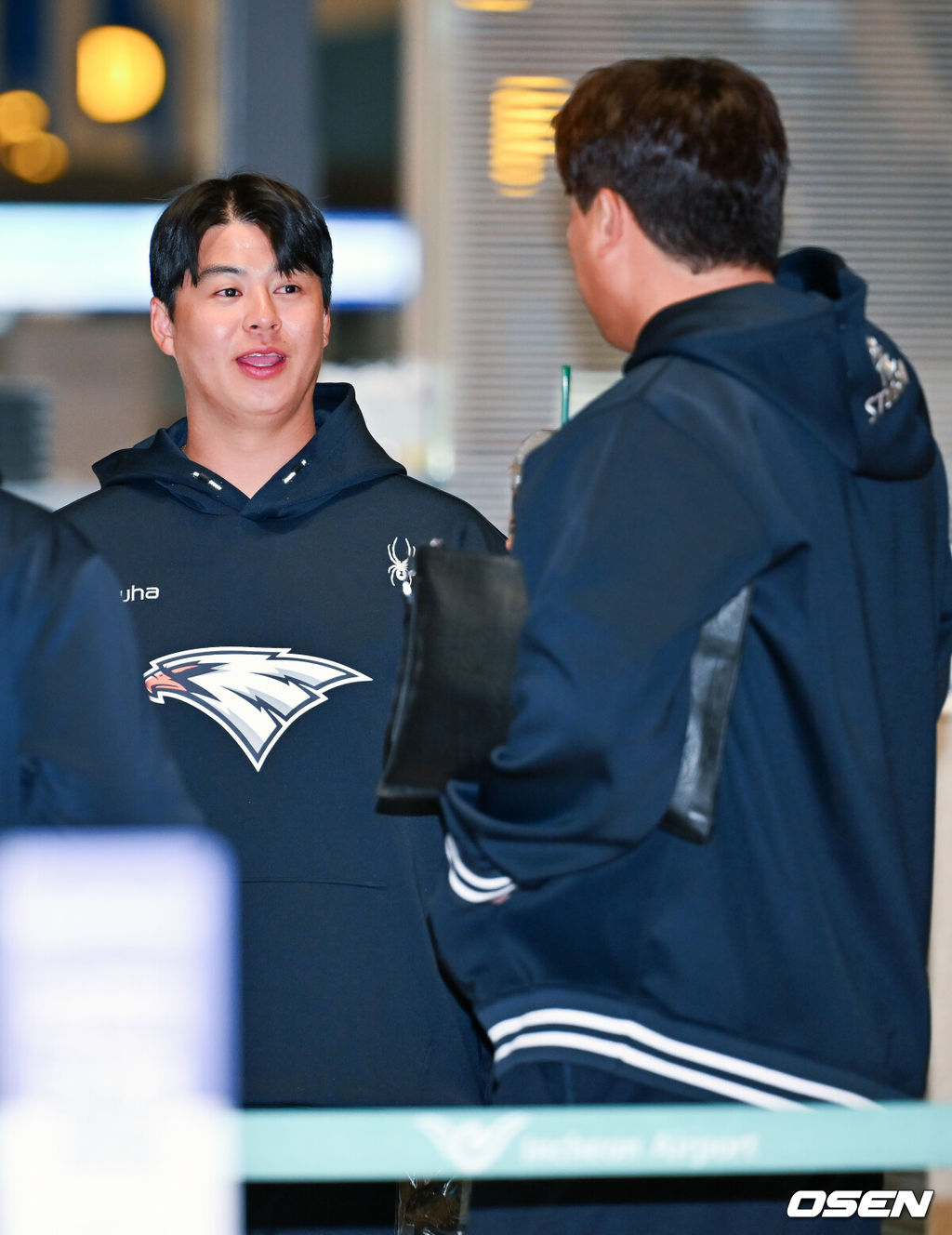 프로야구 한화 이글스가 2026 시즌을 준비하기 위해 23일 오전 인천공항을 통해 호주 멜버른으로 1차 스프링캠프를 떠났다.김경문 감독이 이끄는 한화 선수단은 코치진 17명, 선수 46명을 합해 63명으로 1차 스프링캠프 명단을 꾸렸다.한화 노시환이 출국길에 오르며 류현진과 얘기를 나누고 있다. 2026.01.23 / rumi@osen.co.kr