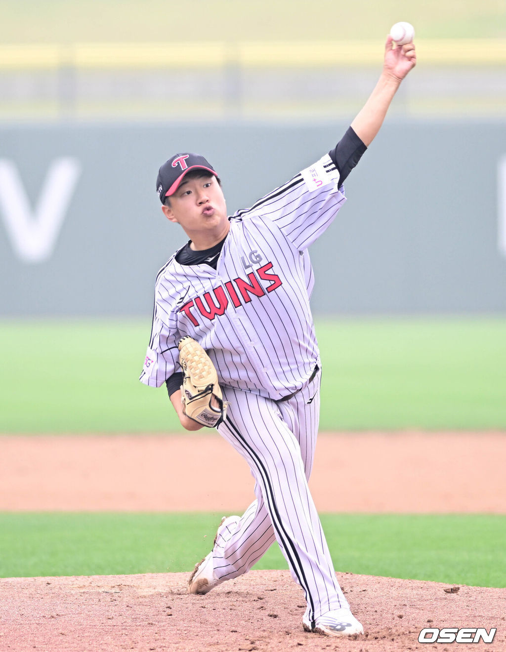 29일 이천 LG챔피언스파크에서 ‘2022 KBO 퓨처스리그’ LG 트윈스와 NC 다이노스의 경기가 열렸다.1회초 LG 선발 김주완이 힘차게 공을 던지고 있다. 2022.09.29 /cej@osen.co.kr