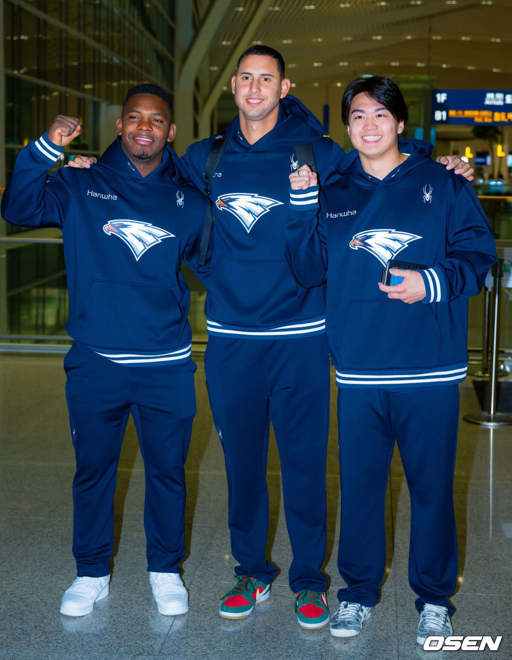 프로야구 한화 이글스가 2026 시즌을 준비하기 위해 23일 오전 인천공항을 통해 호주 멜버른으로 1차 스프링캠프를 떠났다.김경문 감독이 이끄는 한화 선수단은 코치진 17명, 선수 46명을 합해 63명으로 1차 스프링캠프 명단을 꾸렸다.한화 페라자, 에르난데스, 왕옌청이 출국길에 오르고 있다. 2026.01.23 / rumi@osen.co.kr