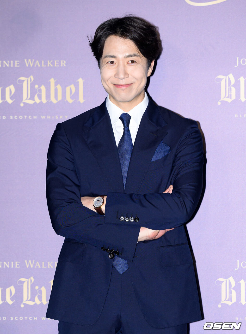 18일 오후 조선 팰리스 서울 강남에서 ‘조니워커 블루’의 새로운 캠페인 ‘치얼스 투 마이 석세스 (Cheers to My Success)’ 기념 이벤트가 열렸다.이번 이벤트에는 배우 조인성, NCT 쟈니, 댄서 허니제이, 쉐프 손종원이 참석했다.손종원 쉐프가 포토타임을 가지고 있다. 2025.09.18 /sunday@osen.co.kr