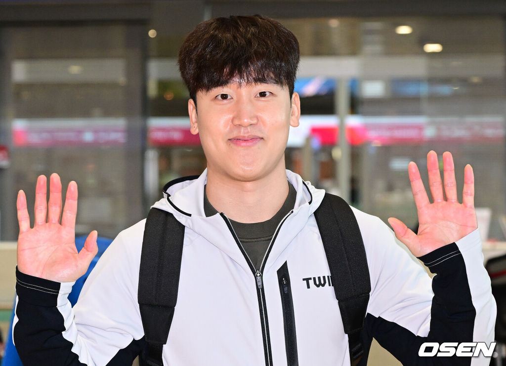 프로야구 LG 트윈스가 22일 오후 2026 시즌을 준비하기 위해 22일 오후 인천공항을 통해 미국으로 출국했다.LG는 오는 25일부터 2월 22일까지 미국 애리조나에 스프링캠프를 꾸리고 염경엽 감독과 코칭스태프 18명, 주장 박해민을 비롯한 선수 40명이 담금질에 나선다.LG 구본혁이 출국을 앞두고 인사를 전하고 있다. 2026.01.22 / dreamer@osen.co.kr