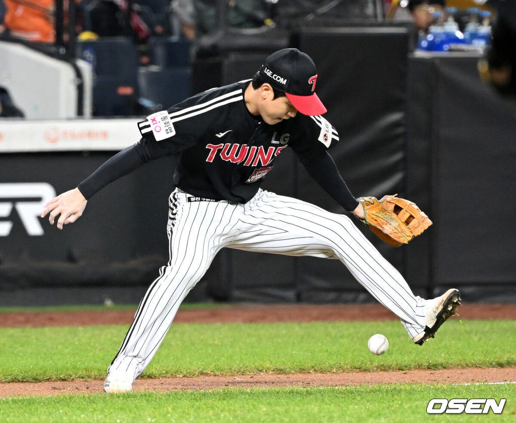 31일 대전 한화생명볼파크에서 2025 신한 SOL Bank KBO리그 포스트시즌 한국시리즈 5차전 한화 이글스와 LG 트윈스의 경기가 열렸다.이날 경기에 한화는 문동주를, LG는 톨허스트를 선발투수로 내세웠다. 3회말 무사 1,2루에서 LG 구본혁이 한화 문현빈의 타구를 잡지 않고 파울을 기다리고 있다. 2025.10.31 /sunday@osen.co.kr