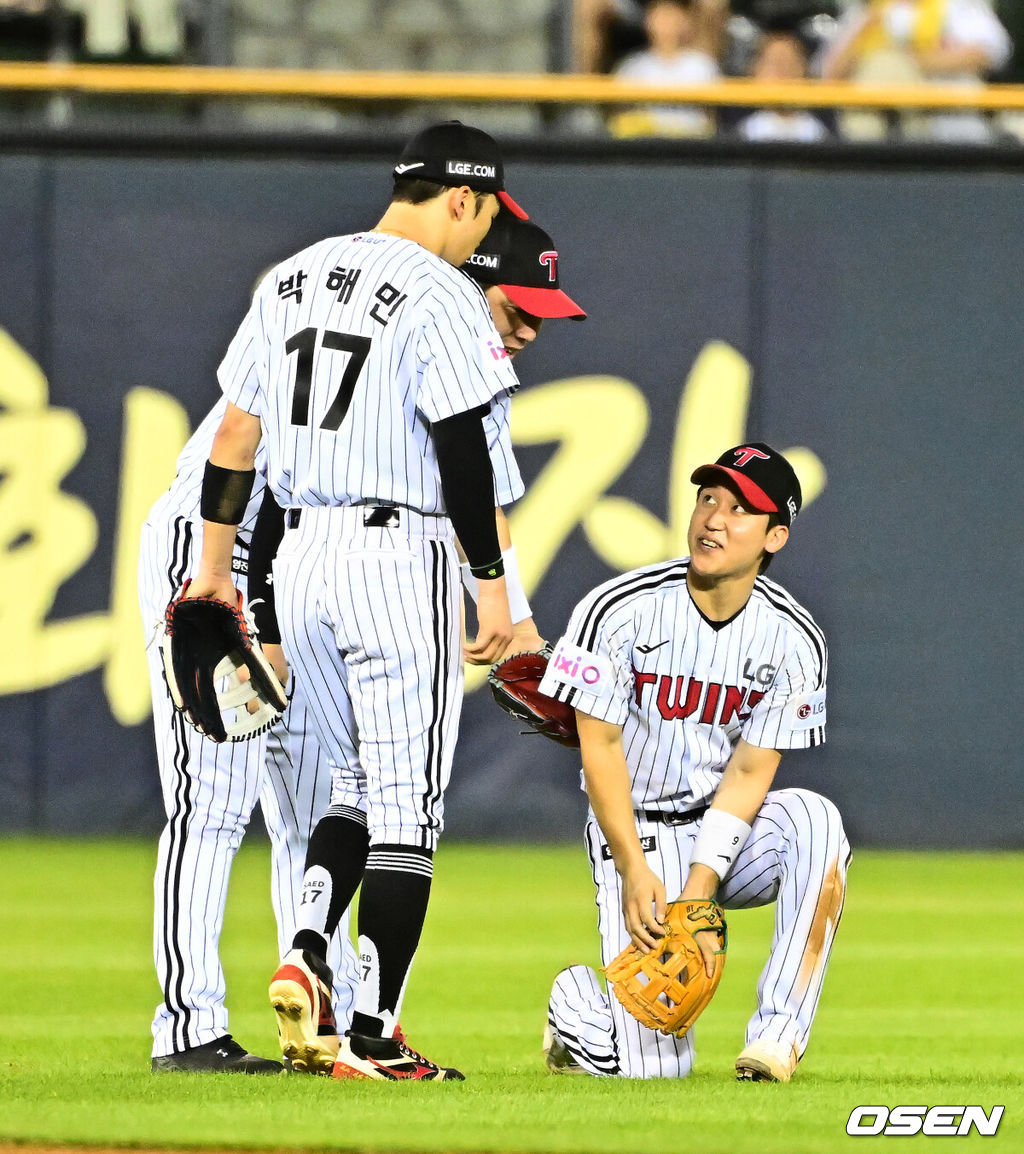 31일 오후 서울 잠실구장에서 ‘2025 신한 SOL Bank KBO리그’ LG 트윈스와 KT 위즈의 경기가 열렸다. LG는 송승기, KT는 헤이수스가 선발로 나섰다. 4회초 LG 박해민이 KT 안치영의 중견수 플라이 타구를 처리하며 구본혁과 장난을 치고 있다. 2025.07.31 / jpnews@osen.co.kr