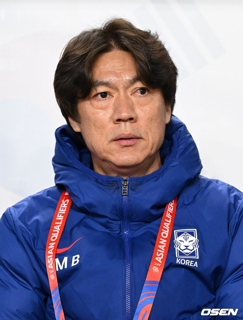 대한민국 대표팀이 홈에서 오만에 1-1로 비겼다. 홍명보(56) 감독이 이끄는 한국 축구 대표팀은 20일 오후 8시 고양종합운동장에서 열린 2026 국제축구연맹(FIFA) 북중미 월드컵 아시아지역 3차 예선 B조 7차전 오만과 맞대결을 치러 1-1로 비겼다.이로써 한국은 승점 15점(4승 3무)을 기록하며 B조 1위를 유지했다.경기에 앞서 한국 홍명보 감독이 그라운드를 바라보고 있다. 2025.03.20 /sunday@osen.co.kr