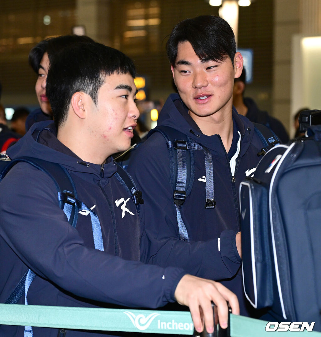 류지현 감독이 이끄는 한국 야구대표팀이 오는 3월 열리는 WBC를 준비하기 위해 9일 오전 인천공항을 통해 미국령 사이판으로 출국했다.류지현호는 9일부터 21일까지 사이판에서 1차 전지훈련 담금질에 나선다.대표팀 문현빈과 김주원이 출국 수속을 준비하며 대화를 나누고 있다. 2026.01.09 / dreamer@osen.co.kr