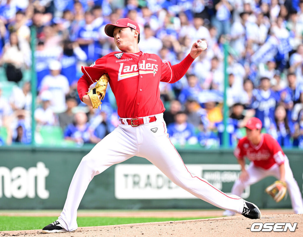 11일 인천 SSG랜더스필드에서 ‘2025 신한 SOL뱅크 KBO리그’ 준플레이오프(5전 3선승제) 2차전 SSG 랜더스와 삼성 라이온즈의 경기가 열렸다.SSG는 김건우, 삼성은 헤르손 가라비토를 선발 투수로 내세웠다.2회초 2사 주자없는 상황 삼성 김헌곤을 상대로 SSG 선발 김건우가 힘차게 공을 뿌리고 있다. 포스트시즌 선발 6타자 연속 삼진 신기록. 2025.10.11 / dreamer@osen.co.kr