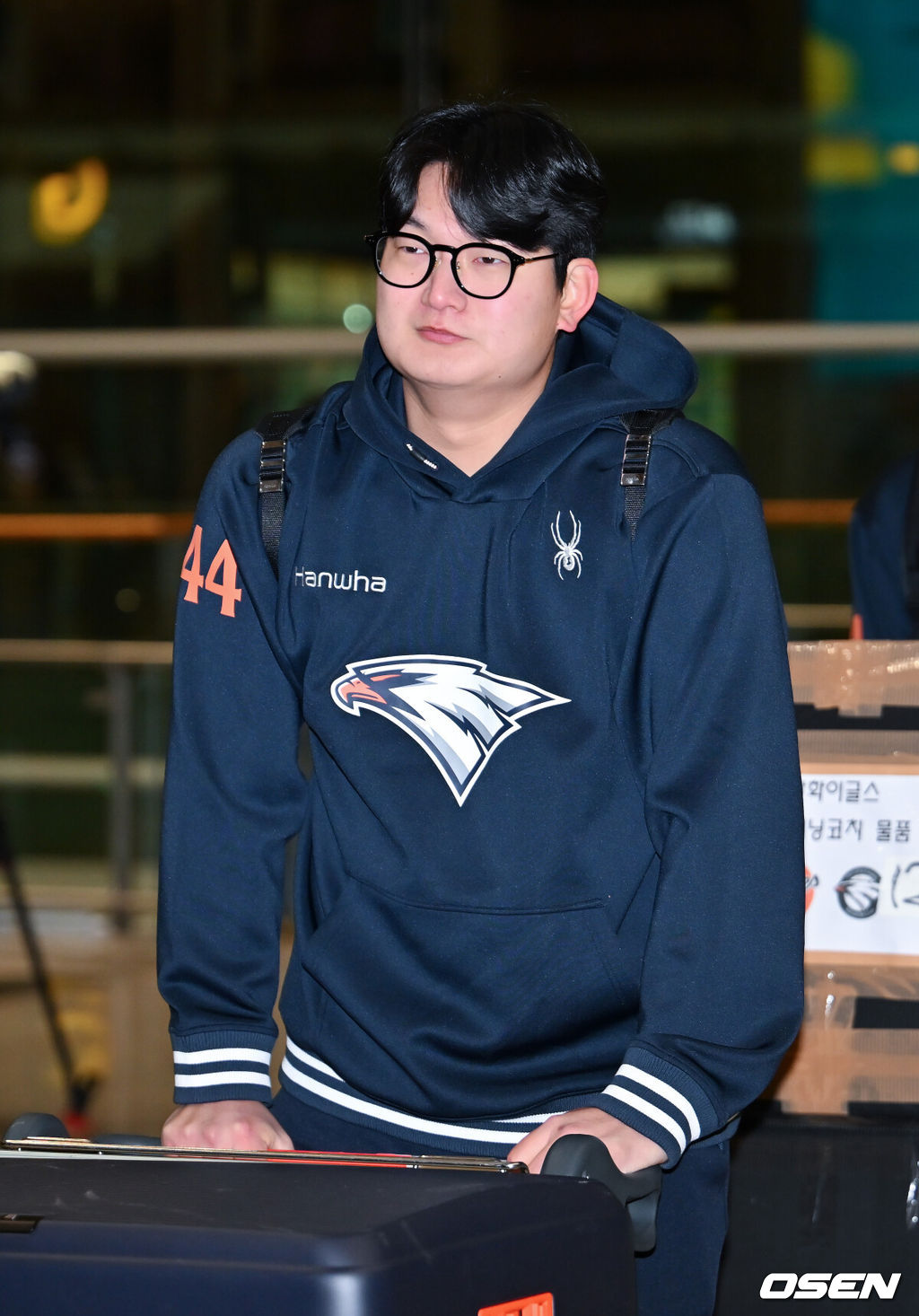 프로야구 한화 이글스가 2026 시즌을 준비하기 위해 23일 오전 인천공항을 통해 호주 멜버른으로 1차 스프링캠프를 떠났다.김경문 감독이 이끄는 한화 선수단은 코치진 17명, 선수 46명을 합해 63명으로 1차 스프링캠프 명단을 꾸렸다.한화 김서현이 출국길에 오르고 있다. 2026.01.23 / rumi@osen.co.kr