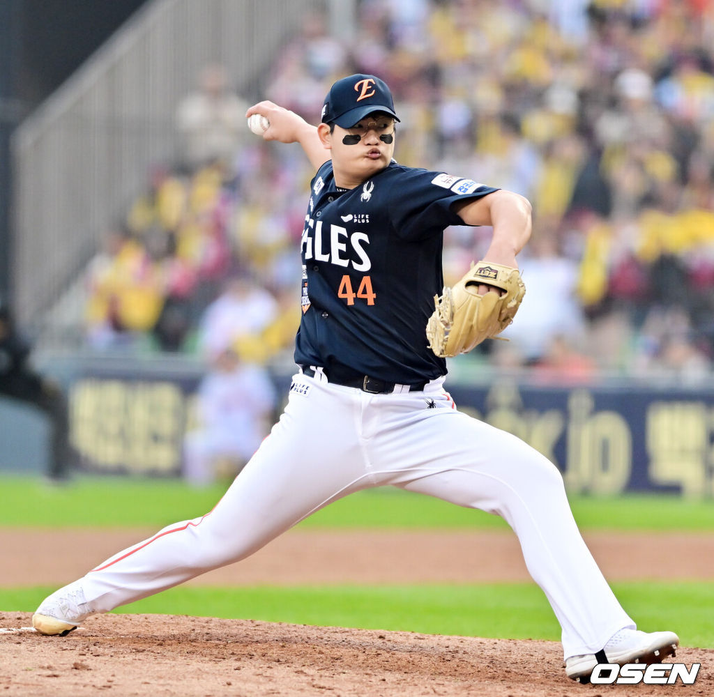 26일 오후 서울 잠실야구장에서 2025 신한 SOL Bank KBO리그 포스트시즌 한국시리즈 1차전 LG 트윈스와 한화 이글스의 경기가 열렸다.LG는 앤더스 톨허스트, 한화는 문동주를 선발 투수로 내세웠다.8회말 한화 김서현이 역투하고 있다.   2025.10.26 / soul1014@osen.co.kr