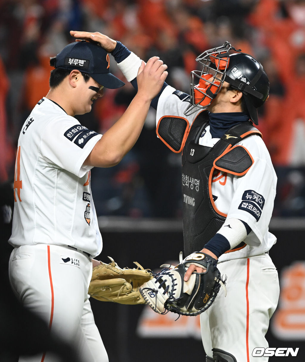 프로야구 한화 이글스가 극적인 역전승으로 반격에 성공했다. 한화는 29일 대전 한화생명볼파크에서 열린 2025 신한 SOL뱅크 KBO 한국시리즈 3차전 LG 트윈스와의 경기에서 7-3 역전승을 거뒀다. 1차전과 2차전을 모두 내준 한화는 이날 승리로 시리즈 전적 1승 2패 추격을 시작했다. 경기를 마치고 한화 김서현이 승리를 기뻐하고 있다.  2025.10.29 /spjj@osen.co.kr