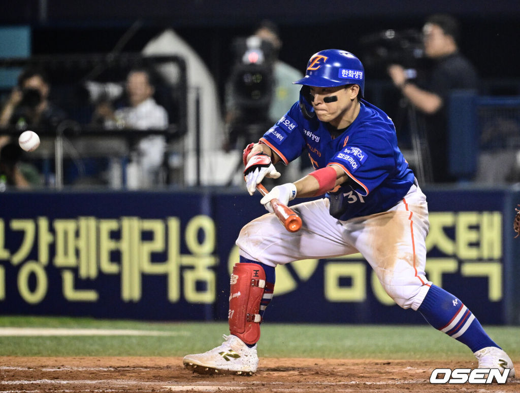 10일 오후 서울 잠실구장에서 ‘2025 신한 SOL Bank KBO리그’ LG 트윈스와 한화 이글스의 경기가 열렸다.LG는 손주영, 한화는 문동주를 선발로 내세웠다.9회초 무사 2루 한화 손아섭이 희생번트를 대고 있다. 2025.08.10 /cej@osen.co.kr