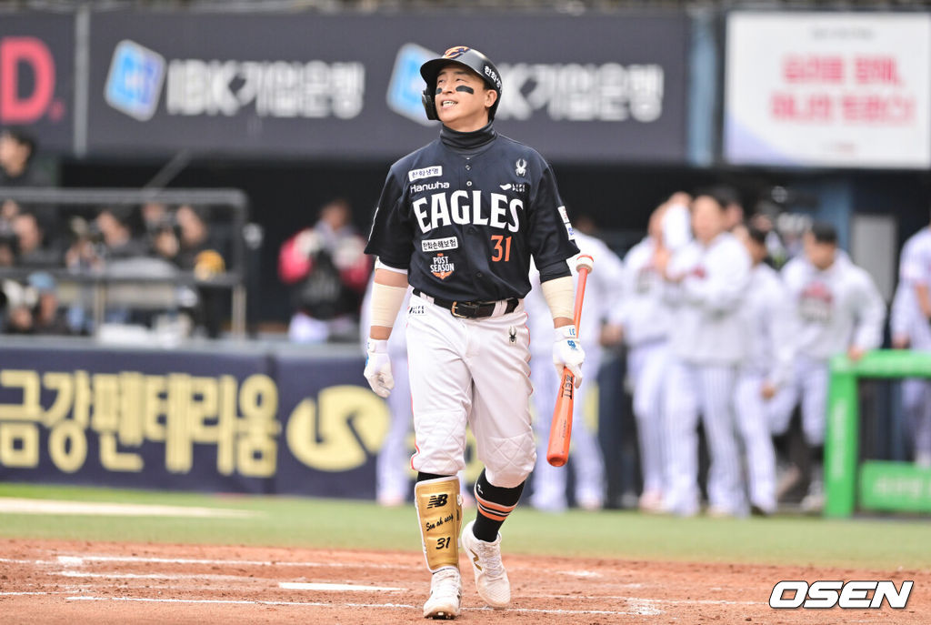 26일 오후 서울 잠실야구장에서 2025 신한 SOL Bank KBO리그 포스트시즌 한국시리즈 1차전 LG 트윈스와 한화 이글스의 경기가 열렸다.LG는 앤더스 톨허스트, 한화는 문동주를 선발 투수로 내세웠다.5회초 2사 3루 한화 손아섭이 헛스윙 삼진아웃된뒤 아쉬워하고 있다. 2025.10.26 / soul1014@osen.co.kr