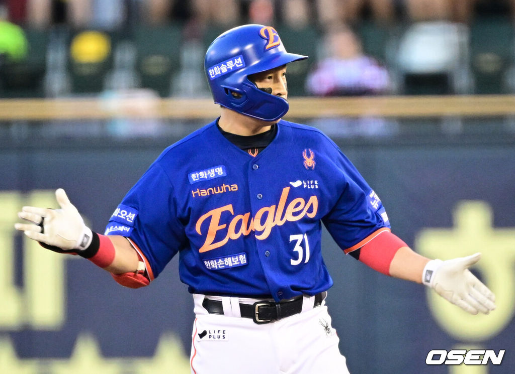 10일 오후 서울 잠실구장에서 ‘2025 신한 SOL Bank KBO리그’ LG 트윈스와 한화 이글스의 경기가 열렸다.LG는 손주영, 한화는 문동주를 선발로 내세웠다.5회초 1사 2루 한화 손아섭이 1타점 2루타를 날린 뒤 세리머니를 하고 있다.2025.08.10 /cej@osen.co.kr