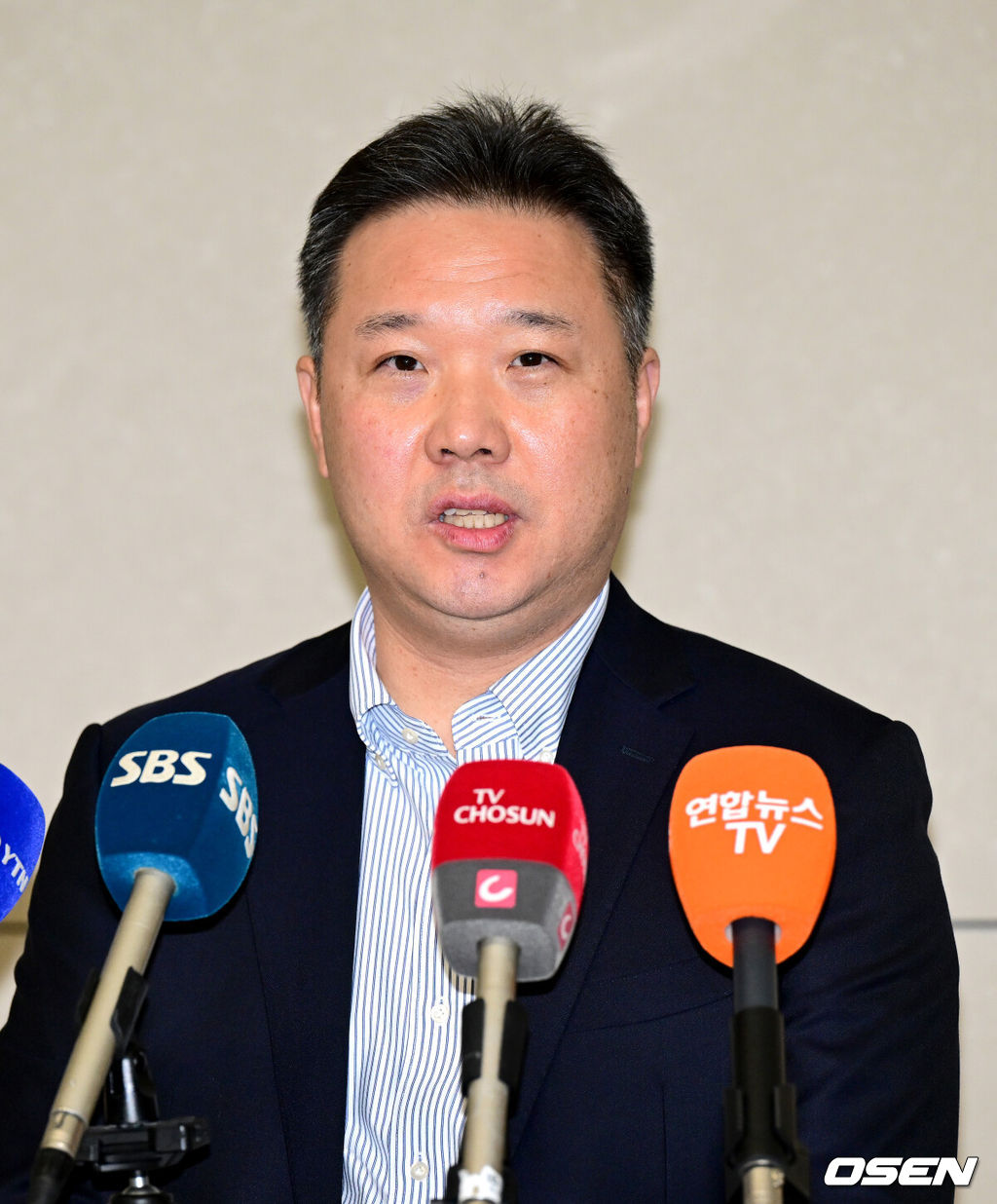 프로야구 삼성 라이온즈가 2026 시즌을 준비하기 위해 23일 오후 인천공항을 통해 괌으로 출국했다.삼성은 지난해에 이어 괌에서 1차 스프링캠프를 치른 뒤 일본 오키나와로 건너가 2차 캠프를 진행할 계획이다.삼성 박진만 감독이 취재진과 인터뷰를 하고 있다. 2026.01.23 / dreamer@osen.co.kr