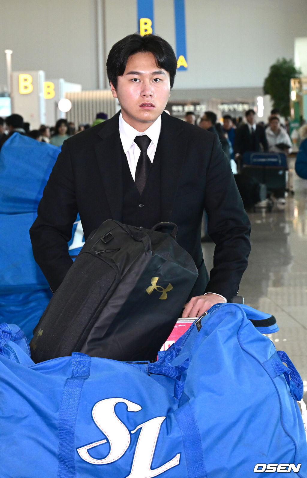 프로야구 삼성 라이온즈가 2026 시즌을 준비하기 위해 23일 오후 인천공항을 통해 괌으로 출국했다.삼성은 지난해에 이어 괌에서 1차 스프링캠프를 치른 뒤 일본 오키나와로 건너가 2차 캠프를 진행할 계획이다.삼성 이승현이 출국장에 들어서고 있다. 2026.01.23 / dreamer@osen.co.kr