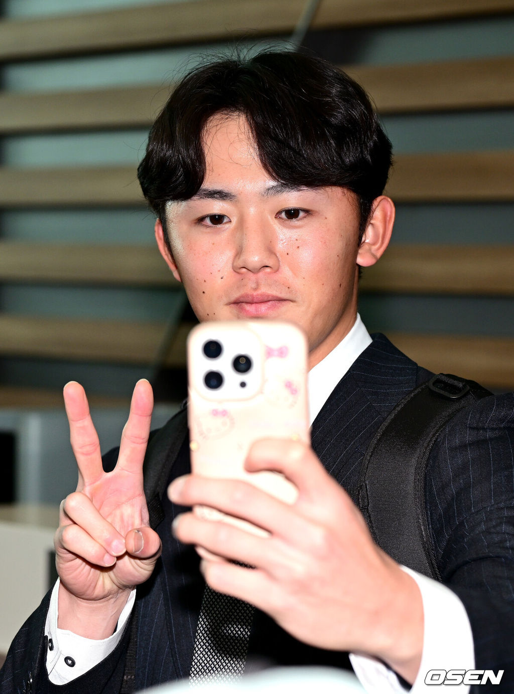 프로야구 삼성 라이온즈가 2026 시즌을 준비하기 위해 23일 오후 인천공항을 통해 괌으로 출국했다.삼성은 지난해에 이어 괌에서 1차 스프링캠프를 치른 뒤 일본 오키나와로 건너가 2차 캠프를 진행할 계획이다.삼성 아시아쿼터 미야지 유라가 팬들과의 만남을 갖고 있다. 2026.01.23 / dreamer@osen.co.kr