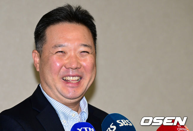 [OSEN=인천공항, 최규한 기자] 프로야구 삼성 라이온즈가 2026 시즌을 준비하기 위해 23일 오후 인천공항을 통해 괌으로 출국했다.삼성은 지난해에 이어 괌에서 1차 스프링캠프를 치른 뒤 일본 오키나와로 건너가 2차 캠프를 진행할 계획이다.삼성 박진만 감독이 취재진과 인터뷰를 준비하며 미소짓고 있다. 2026.01.23 / dreamer@osen.co.kr