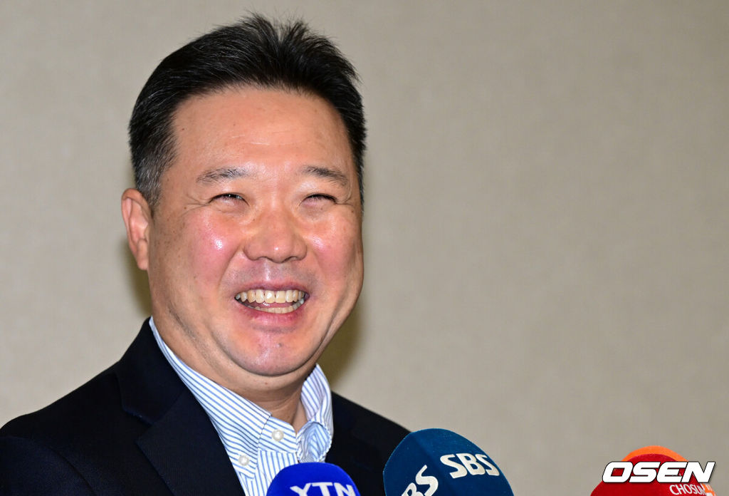 프로야구 삼성 라이온즈가 2026 시즌을 준비하기 위해 23일 오후 인천공항을 통해 괌으로 출국했다.삼성은 지난해에 이어 괌에서 1차 스프링캠프를 치른 뒤 일본 오키나와로 건너가 2차 캠프를 진행할 계획이다.삼성 박진만 감독이 취재진과 인터뷰를 준비하며 미소짓고 있다. 2026.01.23 / dreamer@osen.co.kr