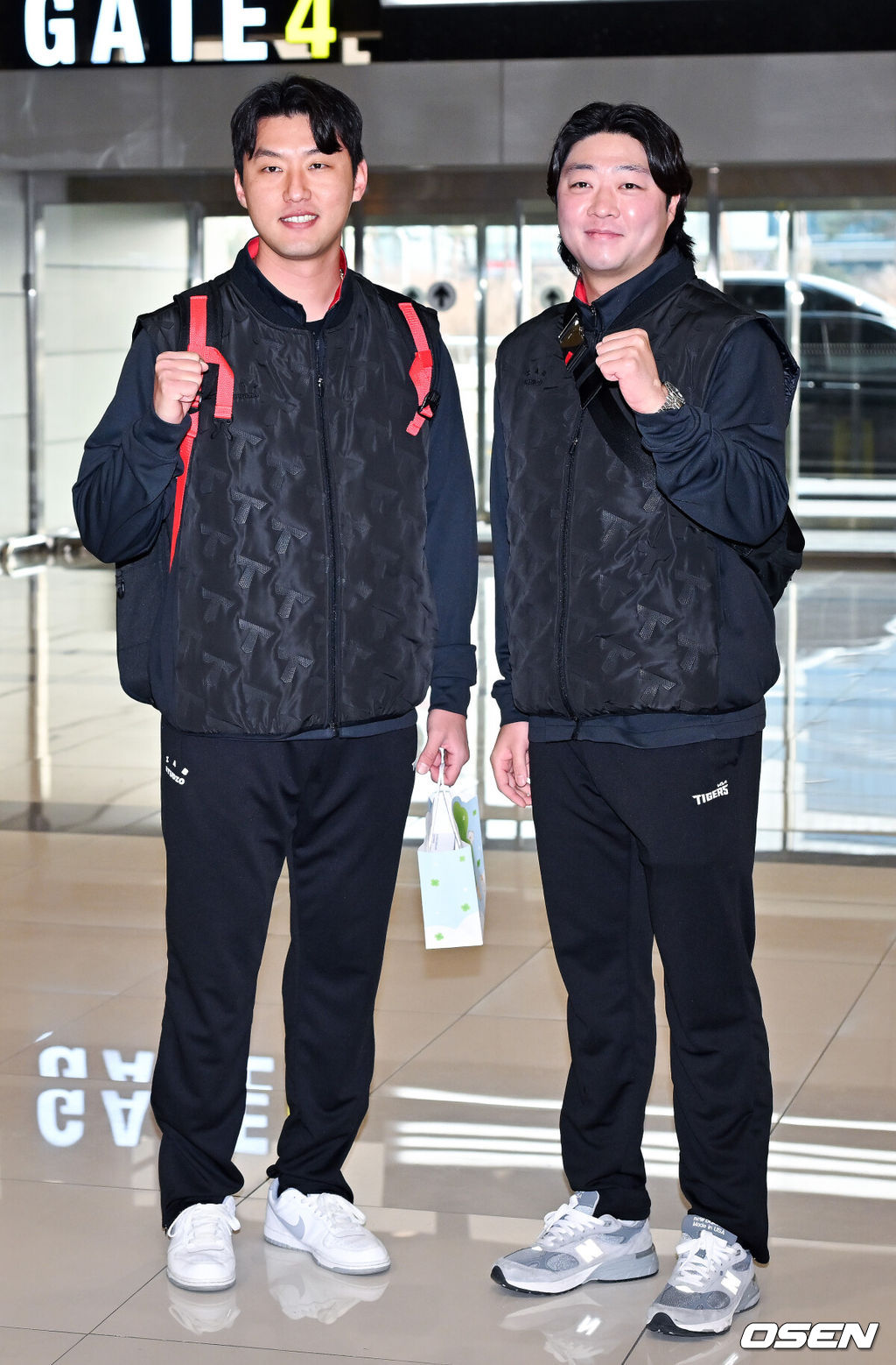 2026시즌 스프링캠프 나서는 KIA 코칭스태프와 외국인 선수들이 23일 김포국제공항을 통해 일본 아마미오시마로 출국했다.지난해 미국 캘리포니아 어바인에서 훈련했던 KIA는 일본 가고시마현의 외딴섬인 아마미오시마로 1차 훈련지로 정했다. KIA 홍건희와 김범수가 포즈를 취하고 있다. 2026.01.23 / rumi@osen.co.kr