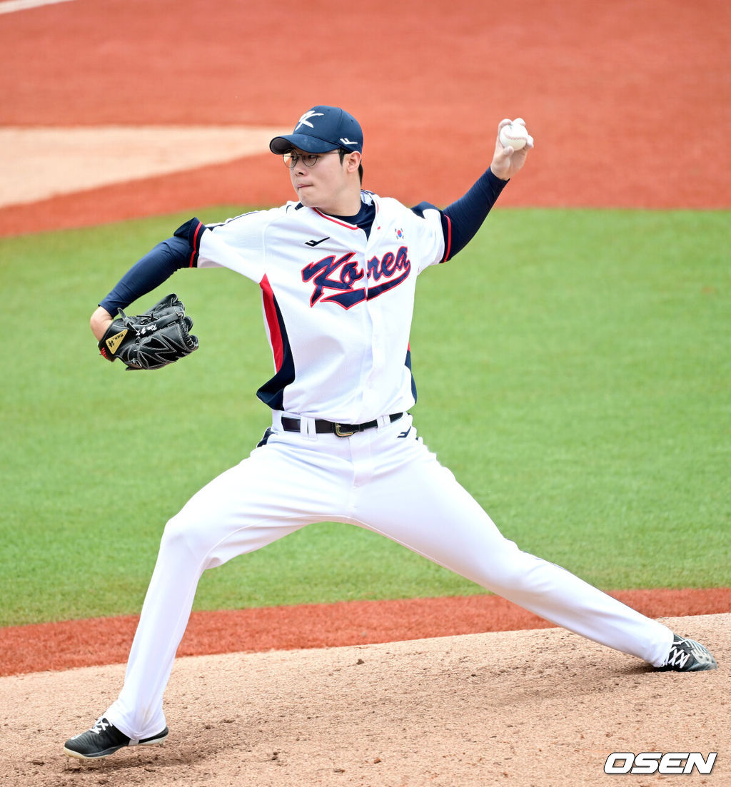 3일 오후 중국 항저우 사오싱 야구장에서 ‘제19회 항저우 아시안게임’ 야구 조별리그 3차전 대만민국과 태국의 경기가 열렸다.5회초 마운드에 오른 한국 투수 김영규가 힘차게 공을 뿌리고 있다. 2023.10.03 / dreamer@osen.co.kr