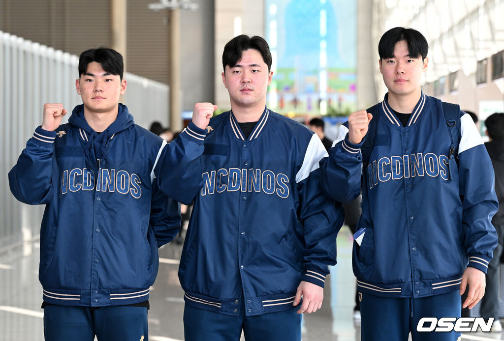 NC 다이노스가 30일 스프링캠프가 차려진 미국 애리조나로 떠나기 위해 인천국제공항을 통해 출국했다.NC 김주원, 김형준, 김영규가 포즈를 취하고 있다. 2024.01.30 /sunday@osen.co.kr