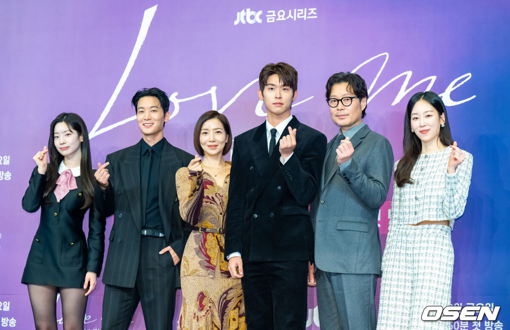 18일 오후 서울 신도림 드링크 서울에서 JTBC 새 금요시리즈 ‘러브 미’(연출 조영민/극본 박은영·박희권) 제작발표회가 진행됐다.'러브 미'는 내 인생만 애틋했던, 조금은 이기적이라 어쩌면 더 평범한 가족이 각자의 사랑을 시작하며 성장하는 이야기다로 이날 행사에는 조영민 감독과 배우 서현진, 유재명, 이시우, 윤세아, 장률, 다현이 참석했다. 출연배우들이  포즈를 취하고 있다.  2025.12.18 / soul1014@osen.co.kr 