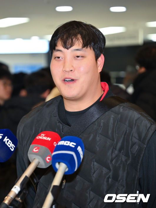 [OSEN=김포공항, 민경훈 기자] 2026시즌 스프링캠프 나서는 KIA 코칭스태프와 외국인 선수들이 23일 김포국제공항을 통해 일본 아마미오시마로 출국했다.지난해 미국 캘리포니아 어바인에서 훈련했던 KIA는 일본 가고시마현의 외딴섬인 아마미오시마로 1차 훈련지로 정했다. KIA 조상우가 인터뷰를 하며 미소 짓고 있다. 2026.01.23 / rumi@osen.co.kr