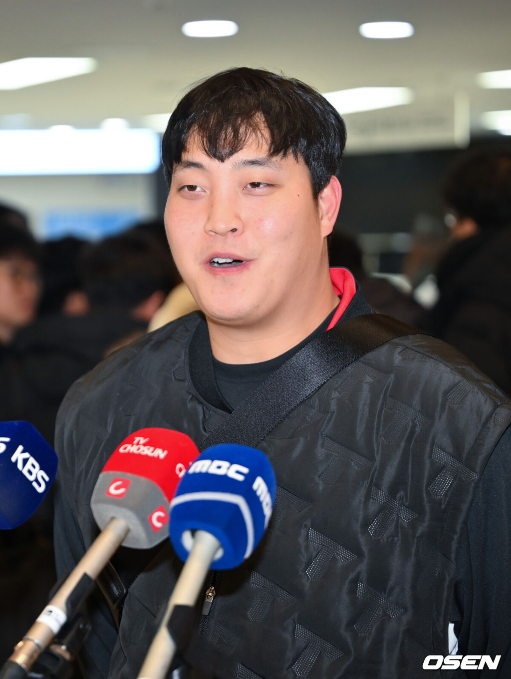 2026시즌 스프링캠프 나서는 KIA 코칭스태프와 외국인 선수들이 23일 김포국제공항을 통해 일본 아마미오시마로 출국했다.지난해 미국 캘리포니아 어바인에서 훈련했던 KIA는 일본 가고시마현의 외딴섬인 아마미오시마로 1차 훈련지로 정했다. KIA 조상우가 인터뷰를 하며 미소 짓고 있다. 2026.01.23 / rumi@osen.co.kr