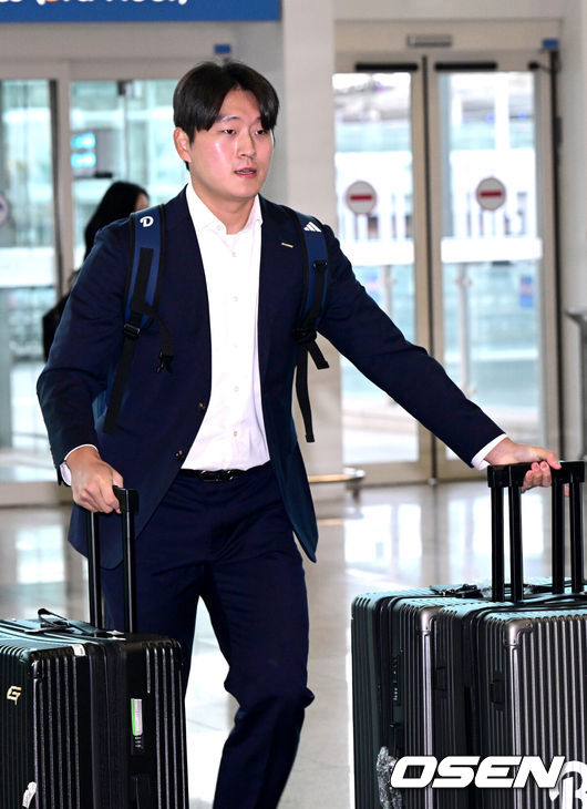 [OSEN=인천공항, 최규한 기자] 프로야구 두산 베어스가 2026 시즌을 준비하기 위해 23일 오후 인천공항을 통해 호주로 출국했다.두산은 호주 시드니에서 1차 캠프를 진행한 뒤, 일본 미야자키에서 2차 캠프를 이어간다.두산 김택연이 출국장에 들어서고 있다. 2026.01.23 / dreamer@osen.co.kr