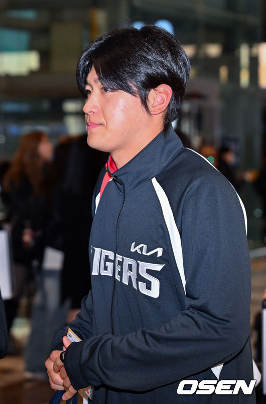 [OSEN=김포공항, 민경훈 기자] 2026시즌 스프링캠프 나서는 KIA 코칭스태프와 외국인 선수들이 23일 김포국제공항을 통해 일본 아마미오시마로 출국했다.지난해 미국 캘리포니아 어바인에서 훈련했던 KIA는 일본 가고시마현의 외딴섬인 아마미오시마로 1차 훈련지로 정했다. KIA 김도영이 출국길에 오르고 있다. 2026.01.23 / rumi@osen.co.kr