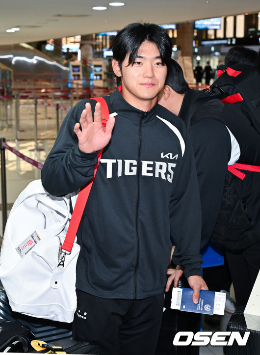 [OSEN=김포공항, 민경훈 기자] 2026시즌 스프링캠프 나서는 KIA 코칭스태프와 외국인 선수들이 23일 김포국제공항을 통해 일본 아마미오시마로 출국했다.지난해 미국 캘리포니아 어바인에서 훈련했던 KIA는 일본 가고시마현의 외딴섬인 아마미오시마로 1차 훈련지로 정했다. KIA 김도영이 포즈를 취하고 있다. 2026.01.23 / rumi@osen.co.kr