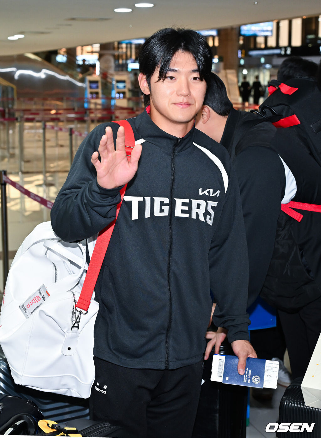 2026시즌 스프링캠프 나서는 KIA 코칭스태프와 외국인 선수들이 23일 김포국제공항을 통해 일본 아마미오시마로 출국했다.지난해 미국 캘리포니아 어바인에서 훈련했던 KIA는 일본 가고시마현의 외딴섬인 아마미오시마로 1차 훈련지로 정했다. KIA 김도영이 포즈를 취하고 있다. 2026.01.23 / rumi@osen.co.kr