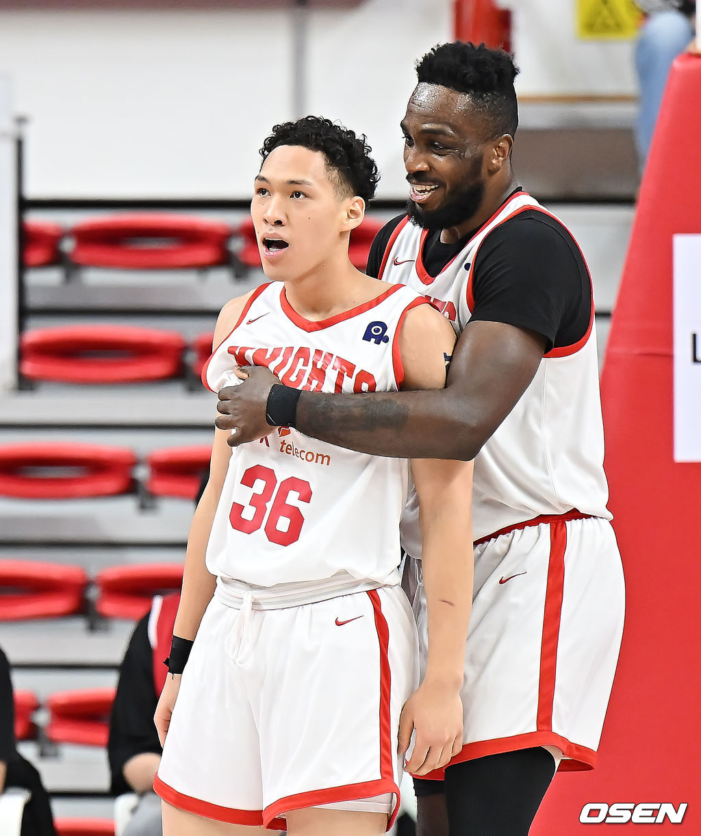 22일 울산 동천체육관에서 2025-2026 LG전자 프로농구 울산 현대모비스와 서울 SK의 경기가 열렸다.  치골염으로 3경기 연속 결장했던 해먼즈가 훈련에 복귀한 가운데, 돌파력과 수비, 리바운드 가담 능력을 갖춘 신장 190cm의 새 아시아쿼터 존킴웰 피게로아가 데뷔전을 치르는 현대모비스가 SK를 상대로 어떤 경기력을 보여줄지 관심이 쏠린다.서울 SK 에디 다니엘이 골을 성공시키고 워니의 축하를 받고 있다. 2026.01.22 / foto0307@osen.co.kr