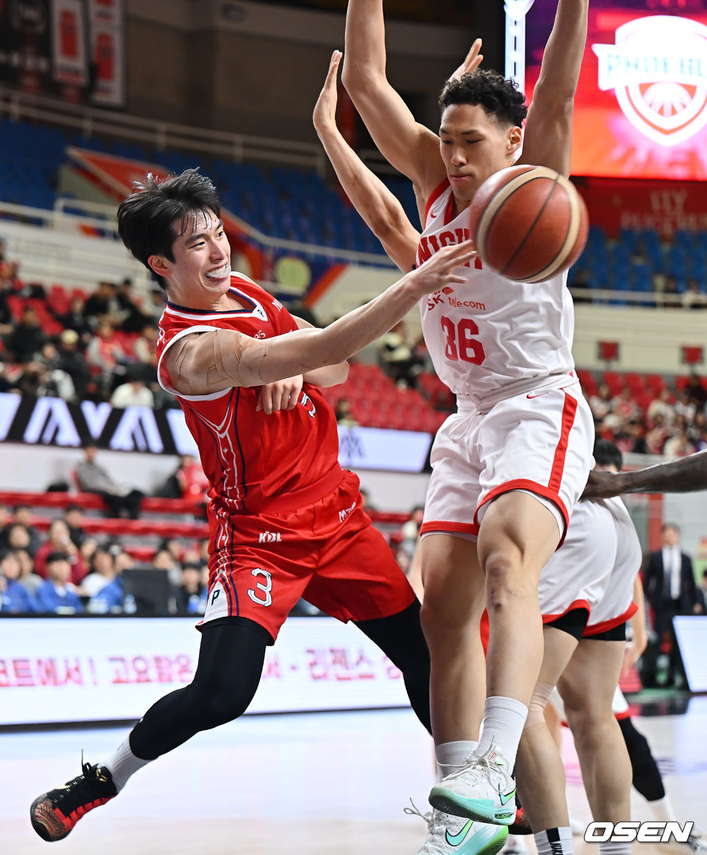 22일 울산 동천체육관에서 2025-2026 LG전자 프로농구 울산 현대모비스와 서울 SK의 경기가 열렸다.  치골염으로 3경기 연속 결장했던 해먼즈가 훈련에 복귀한 가운데, 돌파력과 수비, 리바운드 가담 능력을 갖춘 신장 190cm의 새 아시아쿼터 존킴웰 피게로아가 데뷔전을 치르는 현대모비스가 SK를 상대로 어떤 경기력을 보여줄지 관심이 쏠린다.울산 현대모비스 박무빈이 서울 SK 에디 다니엘의 마크를 피해 패스하고 있다. 2026.01.22 / foto0307@osen.co.kr
