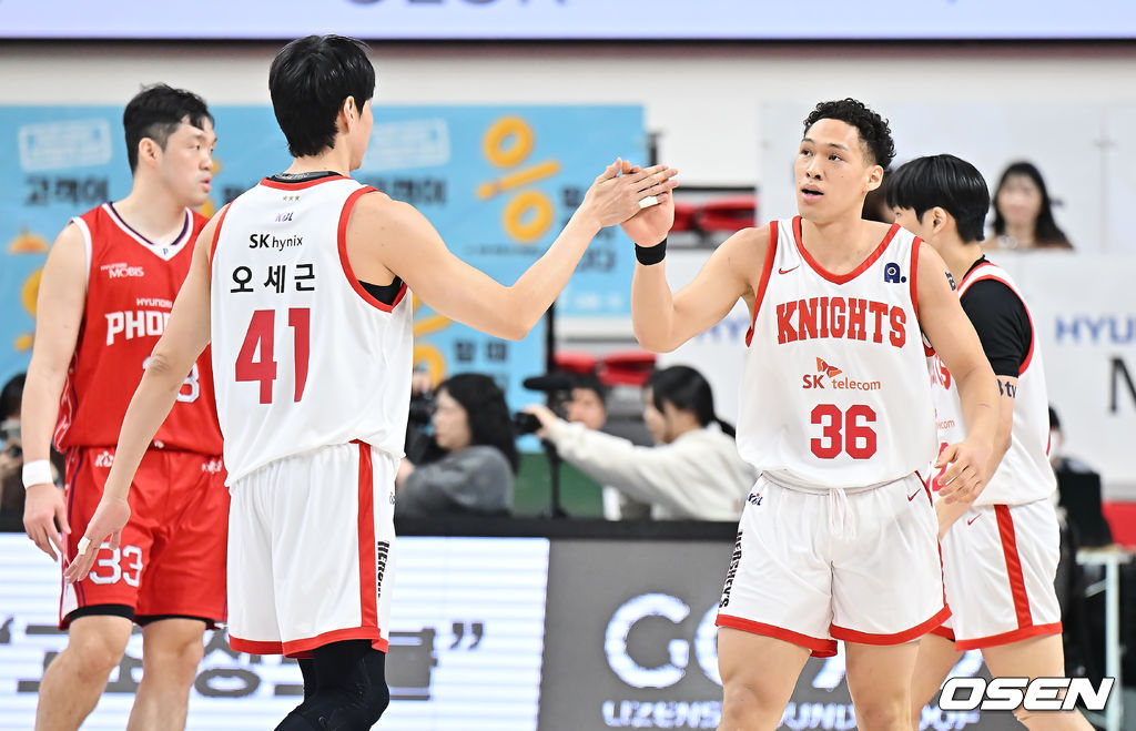 22일 울산 동천체육관에서 2025-2026 LG전자 프로농구 울산 현대모비스와 서울 SK의 경기가 열렸다.  치골염으로 3경기 연속 결장했던 해먼즈가 훈련에 복귀한 가운데, 돌파력과 수비, 리바운드 가담 능력을 갖춘 신장 190cm의 새 아시아쿼터 존킴웰 피게로아가 데뷔전을 치르는 현대모비스가 SK를 상대로 어떤 경기력을 보여줄지 관심이 쏠린다.서울 SK 에디 다니엘이 골을 성공시키고 오세근과 하이파이브를 하고 있다. 2026.01.22 / foto0307@osen.co.kr