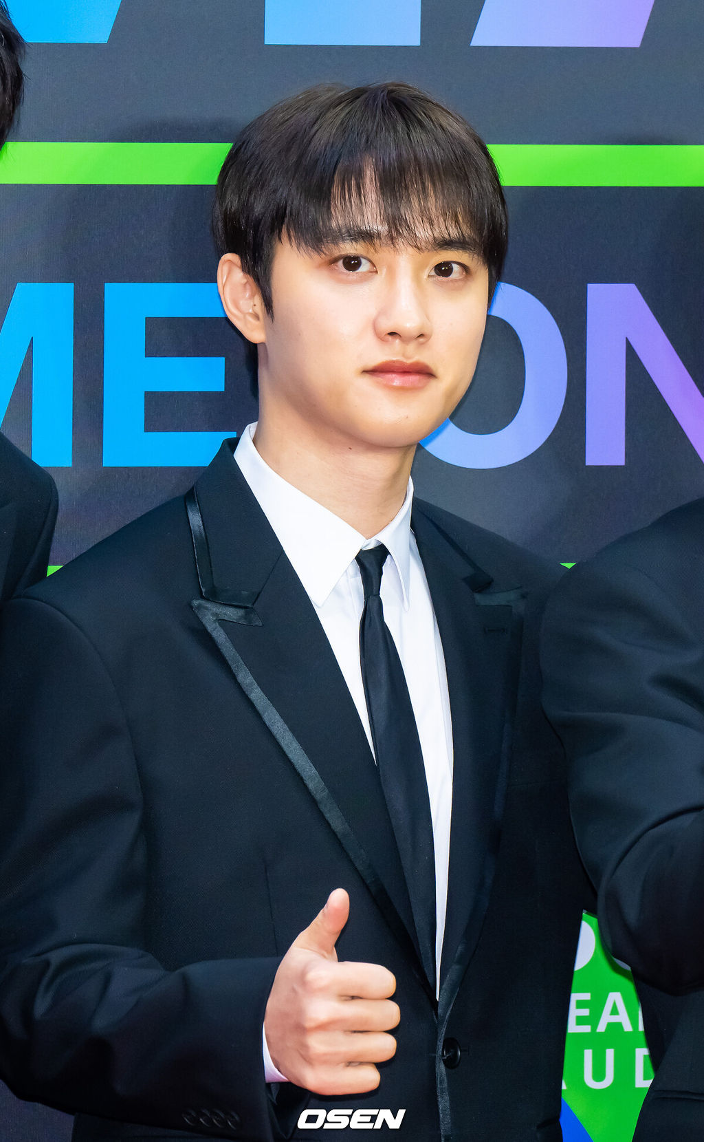 2025 멜론뮤직어워드(MMA2025)가 20일 오후 서울 고척스카이돔에서 진행됐다. <br /><br />이날 행사에는 지드래곤(G-DRAGON), 박재범, 10CM, 지코, 엑소(EXO), 우즈(WOODZ), 제니(JENNIE), 에스파(aespa), 아이브(IVE), 한로로, 보이넥스트도어(BOYNEXTDOOR), 라이즈(RIIZE), 플레이 브(PLAVE), 엔시티 위시(NCT WISH), 아일릿(ILLIT), 하츠투하츠(Hearts2Hearts), 키키(Kiki), 올데 이 프로젝트(ALLDAY PROJECT), 아이딧(IDID), 알파드라이브원(ALPHA DRIVE ONE) 등 초호화 아티스트 라인업으로 꾸려졌다. <br /><br />그룹 엑소 도경수가 포즈를 취하고 있다.   2025.12.20 / soul1014@osen.co.kr<br />