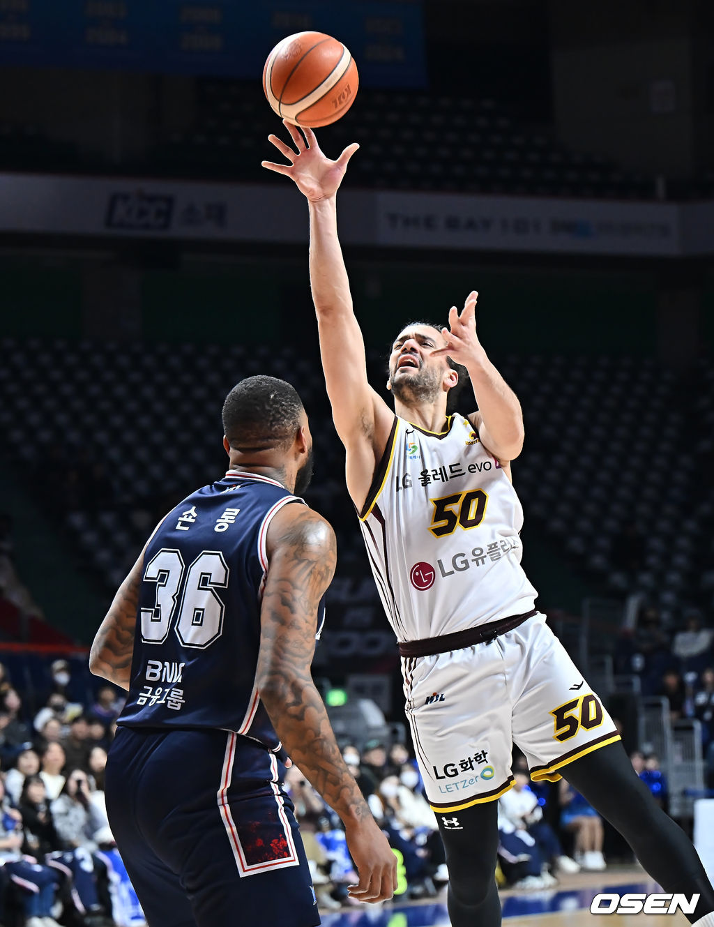 23일 부산 사직체육관에서 2025-2026 LG전자 프로농구 부산 KCC와 창원 LG의 경기가 열렸다.허웅·송교창이 복귀한 KCC가 타마요·양홍석 이탈로 전력 공백이 생긴 LG를 상대로 길었던 LG전 10연패 탈출을 노린다.창원 LG 아셈 마레이가 부산 KCC 숀롱의 마크를 피해 골밑슛을 시도하고 있다. 2026.01.23 / foto0307@osen.co.kr