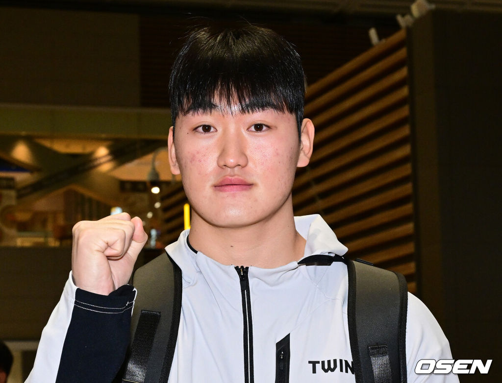 프로야구 LG 트윈스가 23일 오후 2026 시즌을 준비하기 위해 22일 오후 인천공항을 통해 미국으로 출국했다.LG는 오는 25일부터 2월 22일까지 미국 애리조나에서 1차 스프링캠프를 펼친다. 염경엽 감독과 코칭스태프 18명, 주장 박해민을 비롯한 선수 40명이 담금질에 나선다.LG 신인 김동현이 출국을 앞두고 포즈를 취하고 있다. 2026.01.23 / dreamer@osen.co.kr