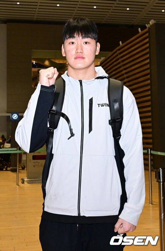 [OSEN=인천공항, 최규한 기자] 프로야구 LG 트윈스가 23일 오후 2026 시즌을 준비하기 위해 22일 오후 인천공항을 통해 미국으로 출국했다.LG는 오는&nbsp;25일부터&nbsp;2월&nbsp;22일까지 미국 애리조나에서 1차&nbsp;스프링캠프를 펼친다. 염경엽&nbsp;감독과&nbsp;코칭스태프&nbsp;18명,&nbsp;주장 박해민을 비롯한 선수&nbsp;40명이 담금질에 나선다.LG 신인 김동현이 출국을 앞두고 포즈를 취하고 있다. 2026.01.23 / dreamer@osen.co.kr